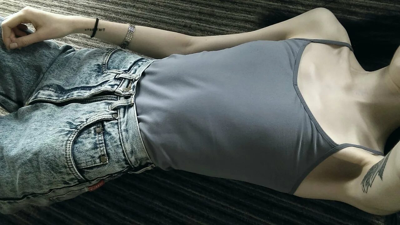 Сон быть худой. Девушка у холодильника. Сон быть худой. Девушка спит в кровати. Спи и худей.