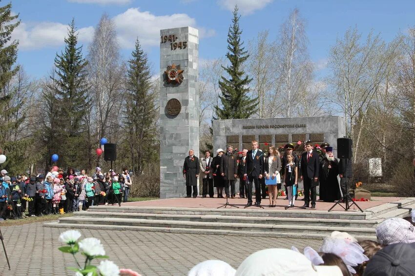 Типичный каменск в контакте. Мемориалы Каменска Уральского. Обелиск Каменск Уральский. Памятники ВОВ В Каменске Уральском. Памятник звезда Каменск Уральский.