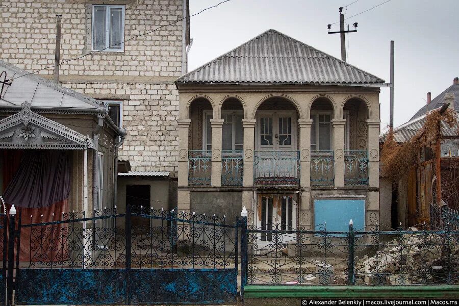 Молдаванин живет. Дворец сороки Цыганский Барон Молдова. Сороки Молдова цыгане. Цыганский Барон сороки Молдавия. Сорока Молдова цыганские.