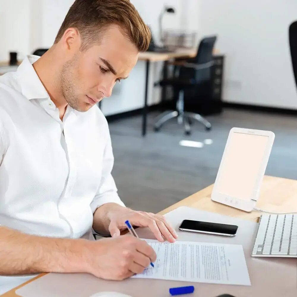 Человек за столом. Сидящий человек пишет. Человек за столом. Сидящий человек пишет. Человек за столом.