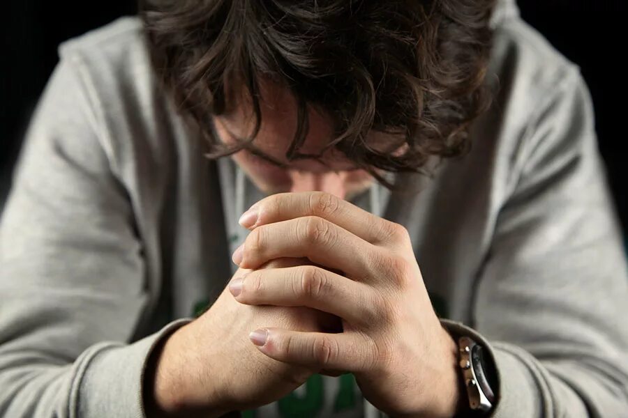 Смайлик молится. Жест мольбы. Руки молящегося. Сложенные ладони. Деловой человек.