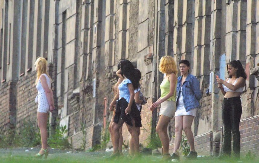 Продал девушку на улице. Девушка босиком. Девушка с деньгами. Чешские девушки. Пикап девочек на улице.