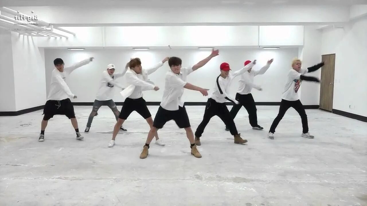 Bts practice. Хореография БТС. БТС танцевальная практика. Фаер БТС дэнс практика. БТС репетиция танца.