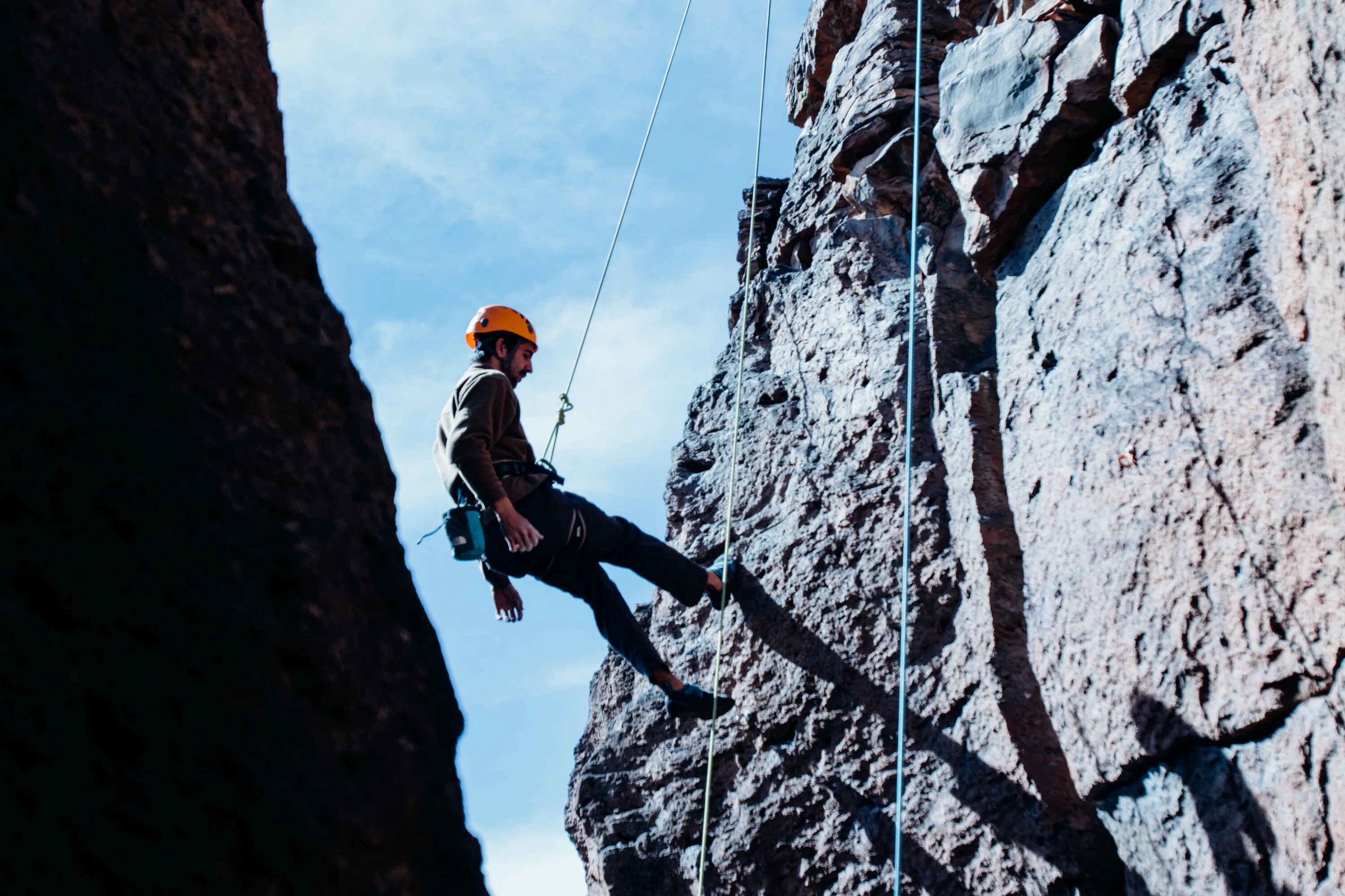 Rock climber rock climber org ru. Лазить по горам. Альпинисты. Скалолазание картинки. Увлечение скалолазанием.