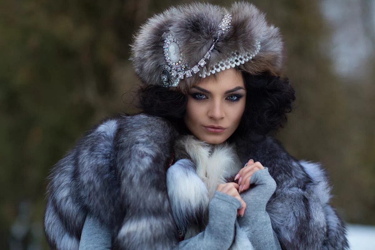 барыня в мехах. толстые в мехах. старая меховая шапка. толстушки в мехах. мамка в шубе.
