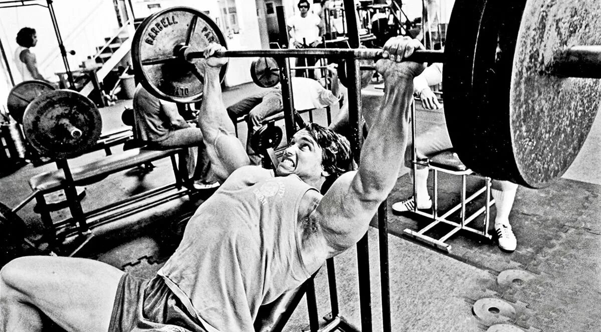 Тяжелая атлетика. Bench press жим лежа. 100 кг штанга жим лежа. Мало жму. Пауэрлифтинг спорт слепых.