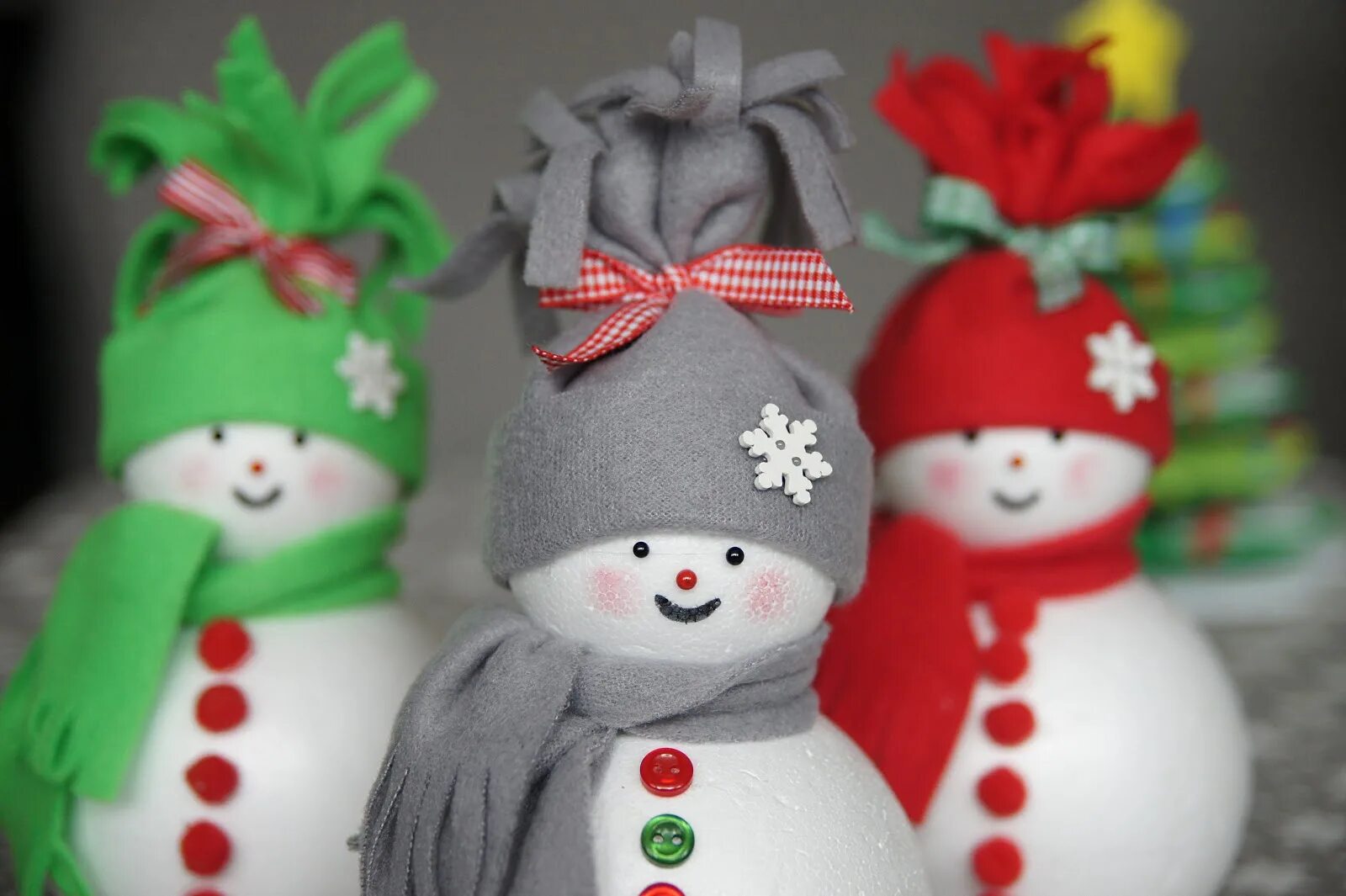 Снеговик из новогодних шариков. Снеговик из ниток. Снеговик из шарика и ниток с клеем. Снеговик из пенопластового шарика на елку. Снеговик из новогодних шариков.