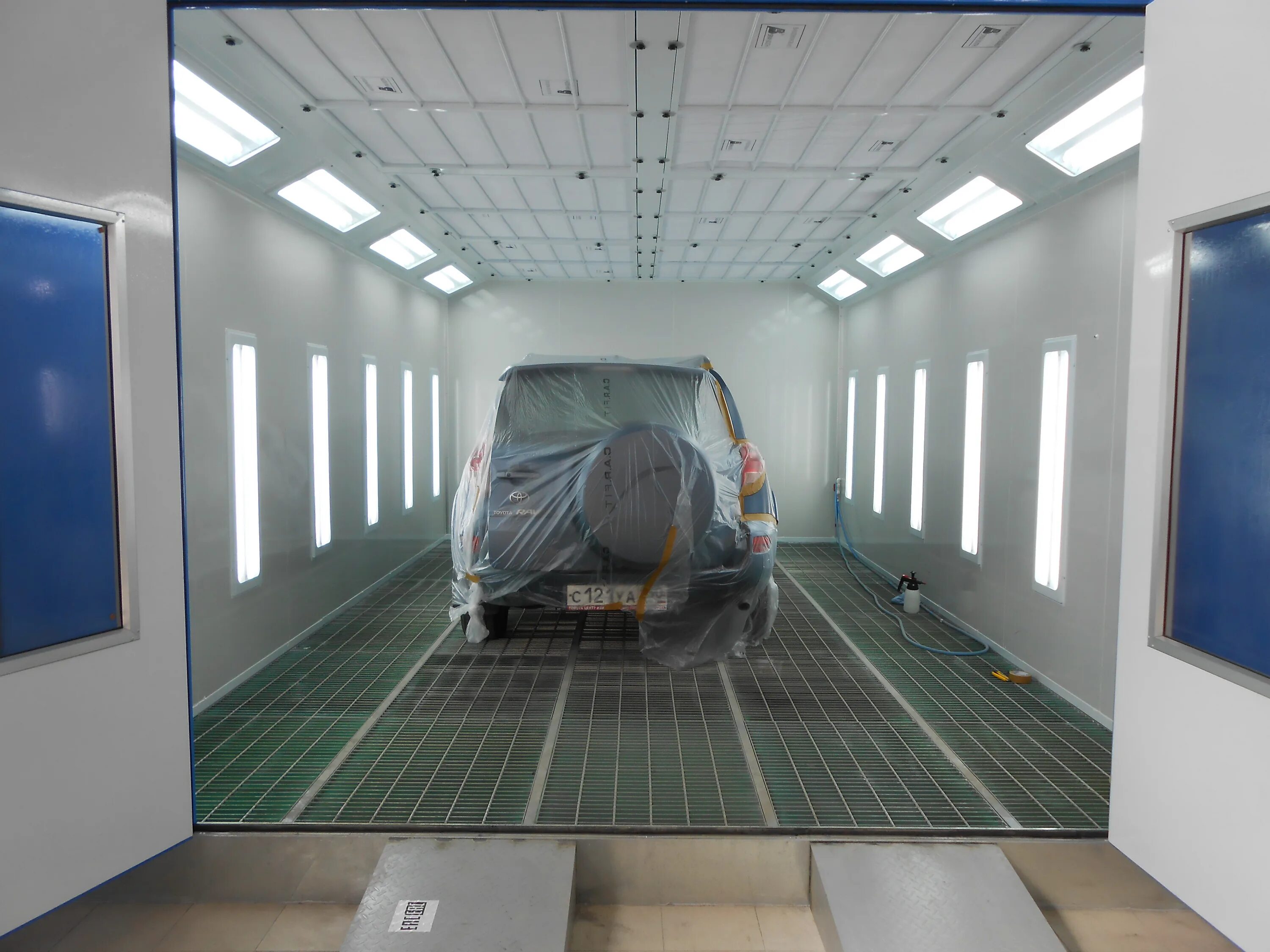 малярный цех. окраска машины. покраска авто балашиха. предпродажная подготовка авто. машина облитая краской.