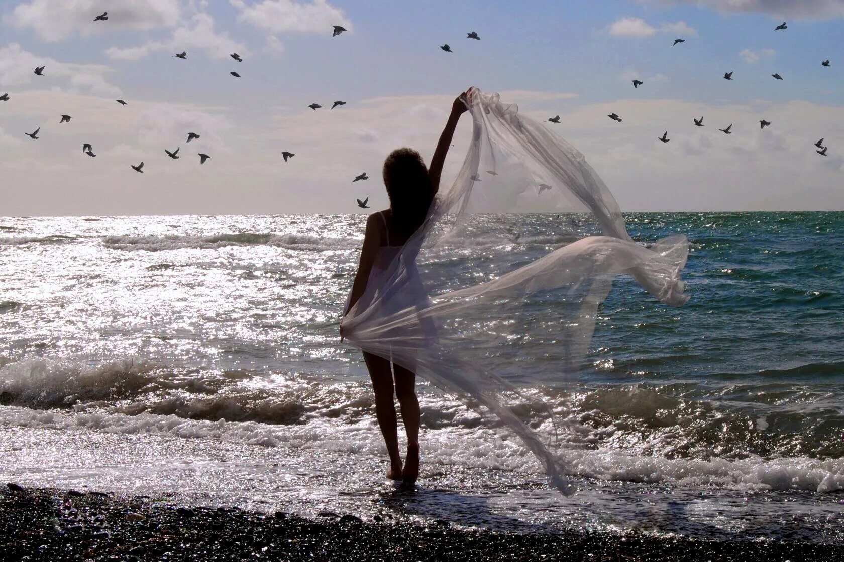 Фотосессия в облаках. Ангел в небе. Девушка летит. Мужчина и женщина на дороге. Мечта о полете.