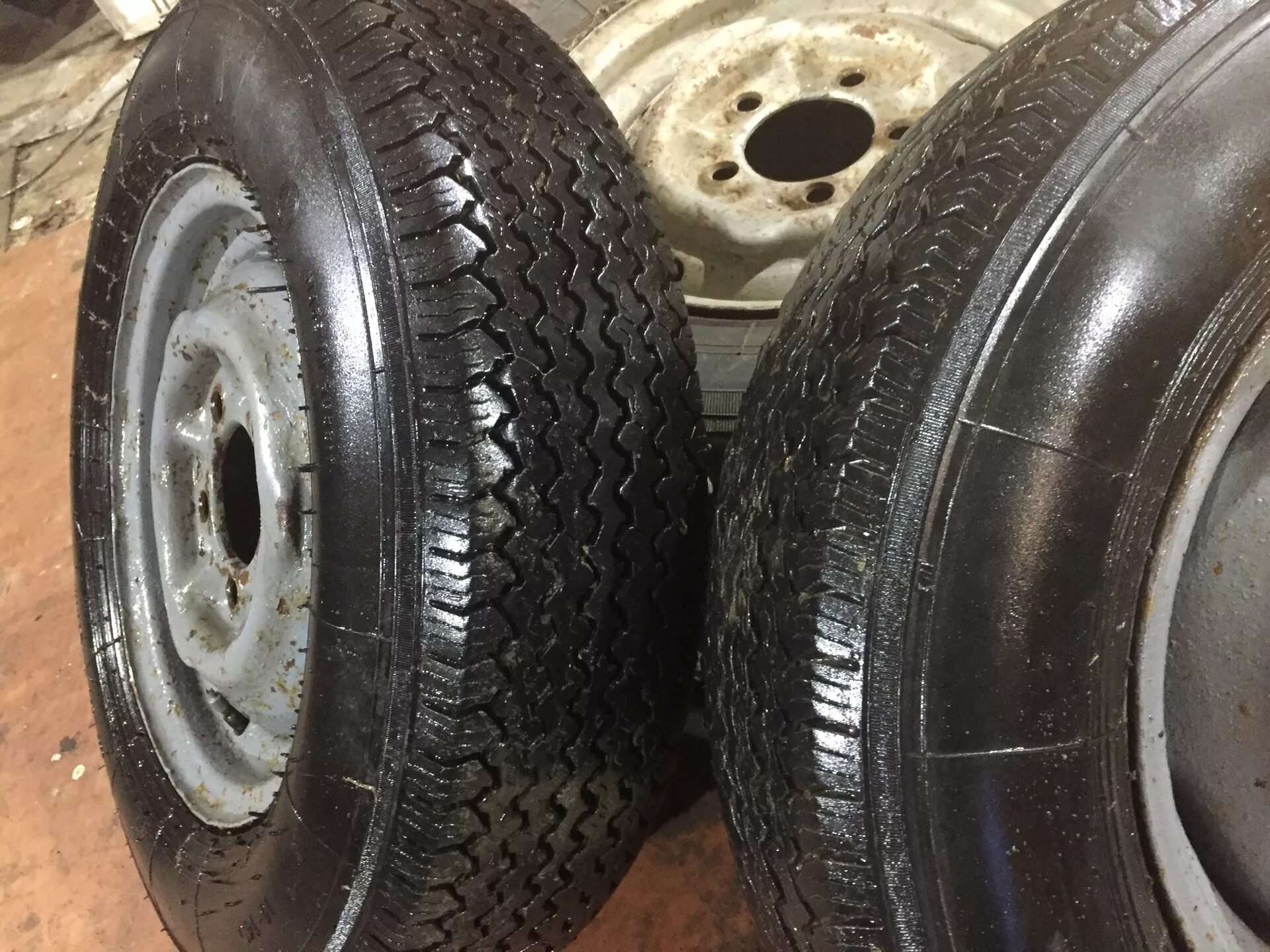 Покрышка москвич р16. Шины москвич 401. Покрышки москвич 401. Покрышка на москвич 412. Резины для авто москвич грузовых 412.