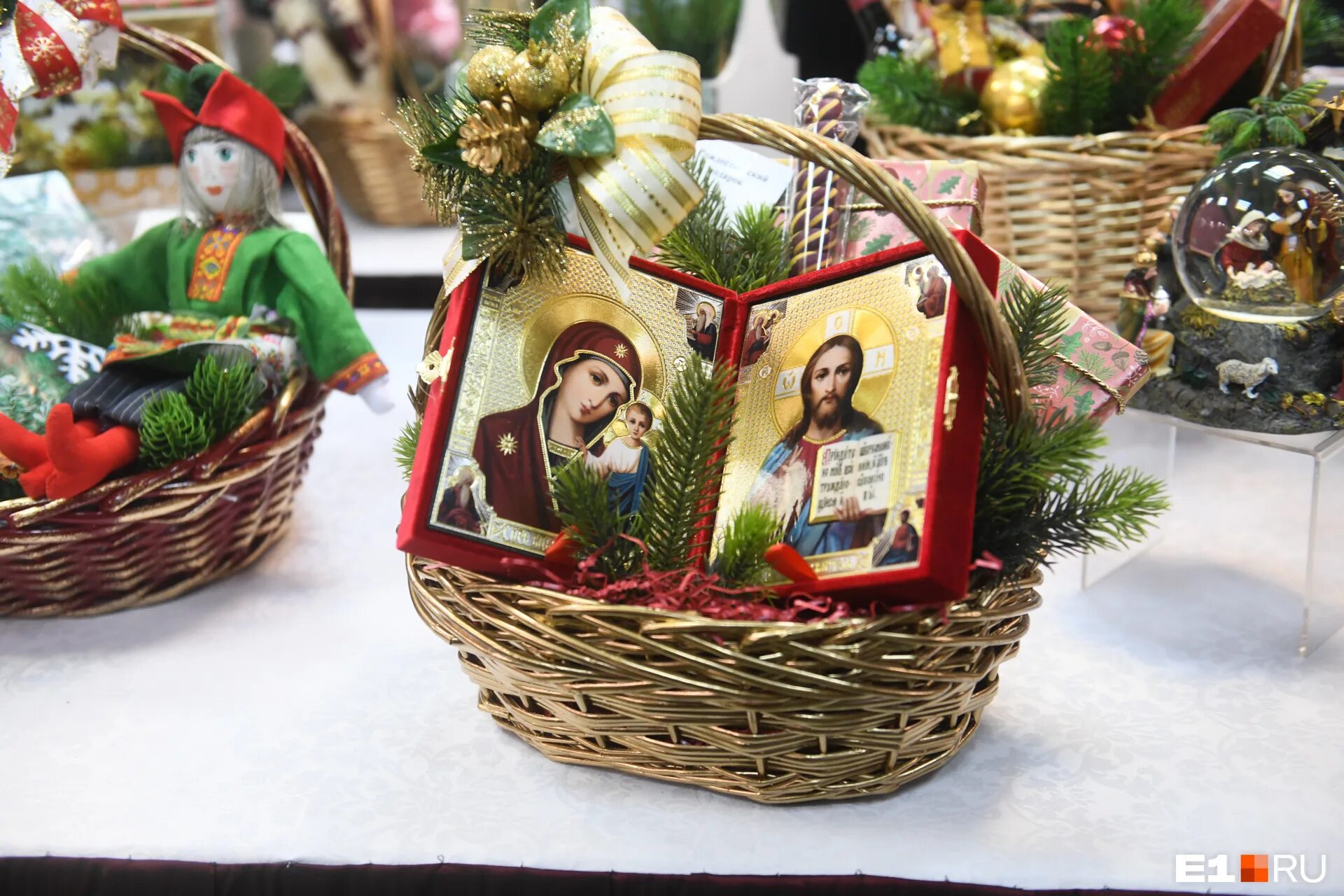 Новогодние игрушки тихвинского монастыря. Новогодняя игрушка с вышивкой гладью красная. Новотихвинский монастырь вышитые игрушки вертеп купить. Ново-тихвинский женский монастырь в екатеринбурге лавка сувениры. Новогодние игрушки тихвинского монастыря.