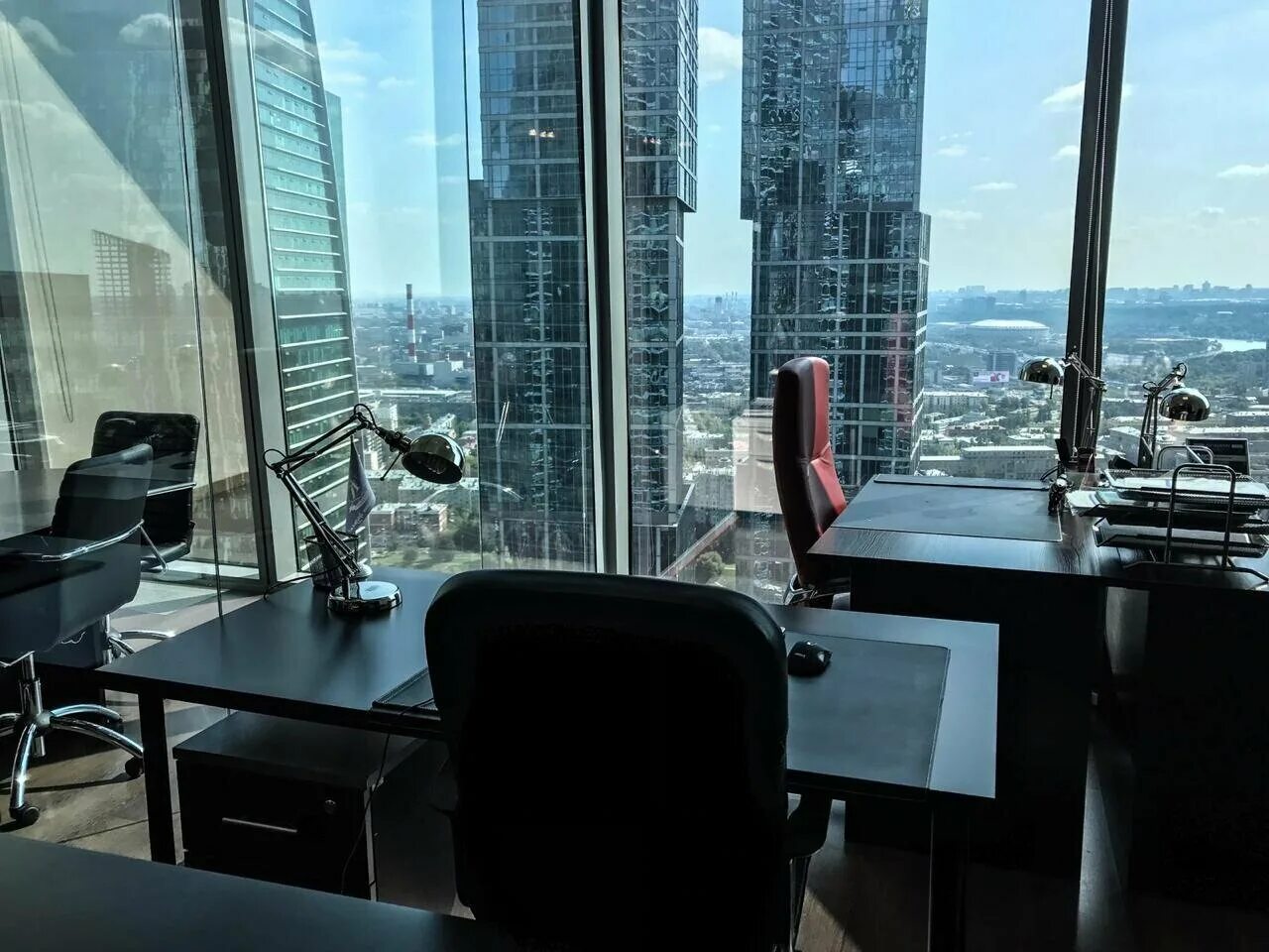 Офис в москва сити. Офис Москва Сити. Кабинет с панорамными окнами с видом на город. Москва Сити вид из квартиры. Москва Сити VIP офис.