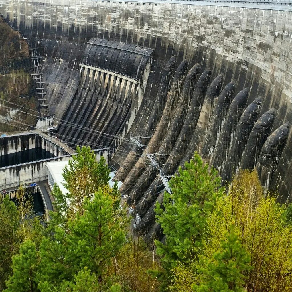 Плотина саяно шушенской гэс самой крупной гэс. Река енисей саяно шушенская гэс. Саяно-шушенская гэс гидроэлектростанция. Саяно-шушенская гэс 2022. Плотина саяно шушенской гэс самой крупной гэс.