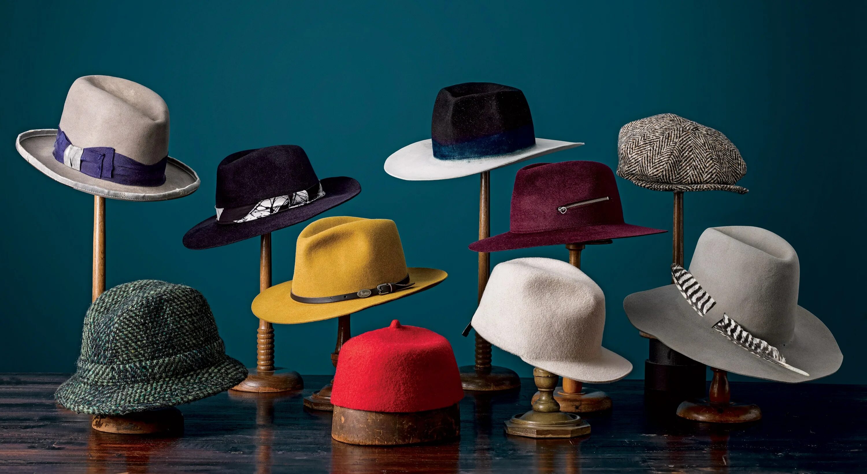 Разноцветные шляпы. Стильные шляпы. Много шляпок. Шляпы в интерьере.