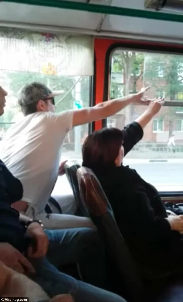 Как открыть окно в автобусе. Форточка в автобусе. Автобус. Окно автобуса. Открытое окно в автобусе.
