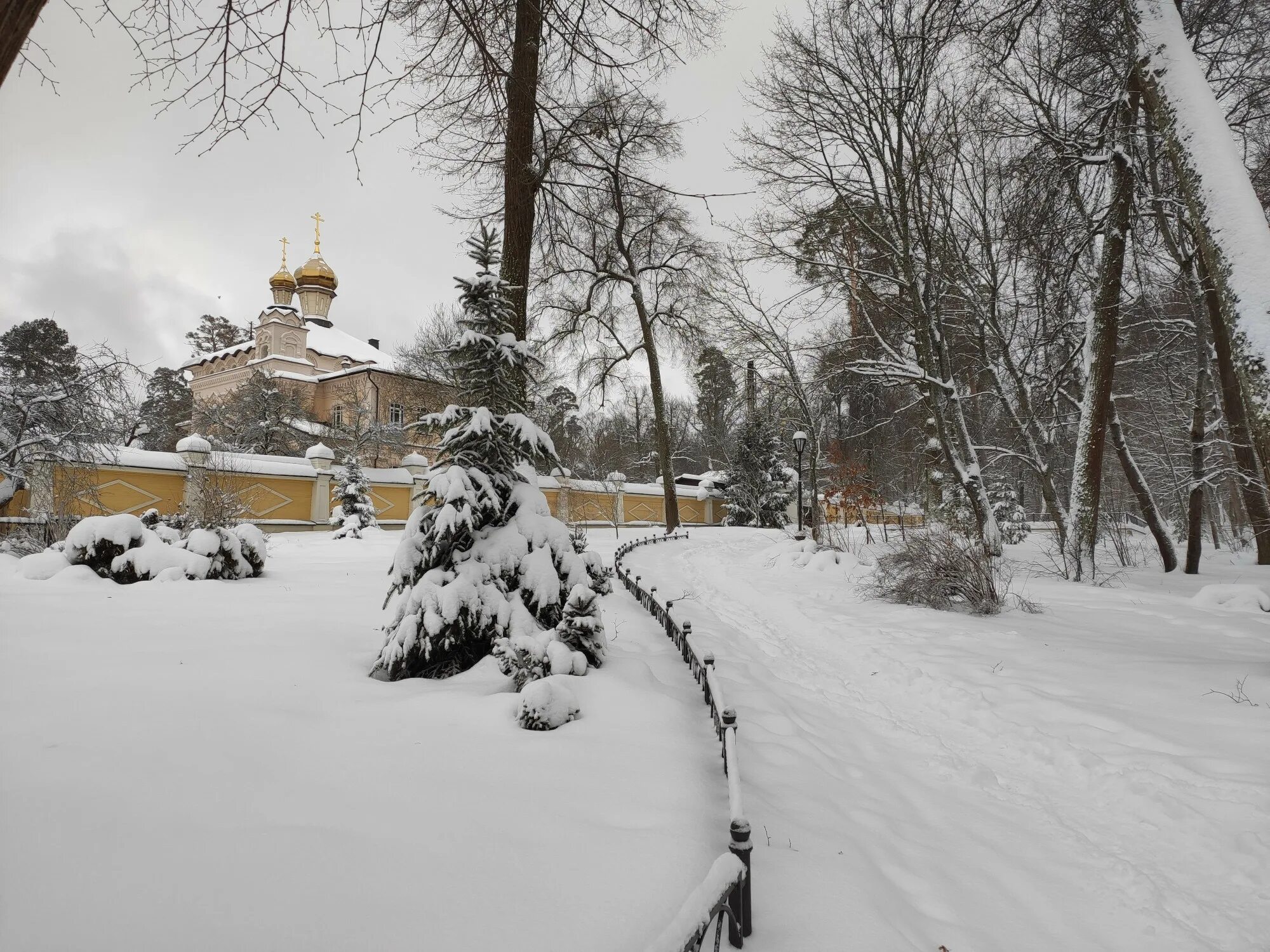 Козельск Церковь зимой. Козельск монастырь зимой. Козельск зима Калужская область. Иоанно-Предтеченский монастырь Великий Устюг.