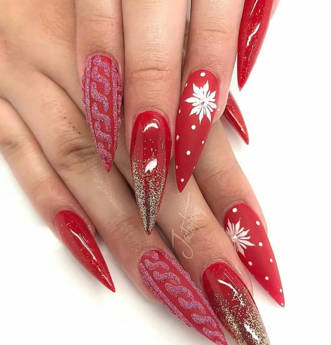 Дизайн ногтей острые красные. Новогодний маникюр на острые ногти. Острые ногти на новый год. Новогодний маникюр острые. Ногти на новый год длинные острые.