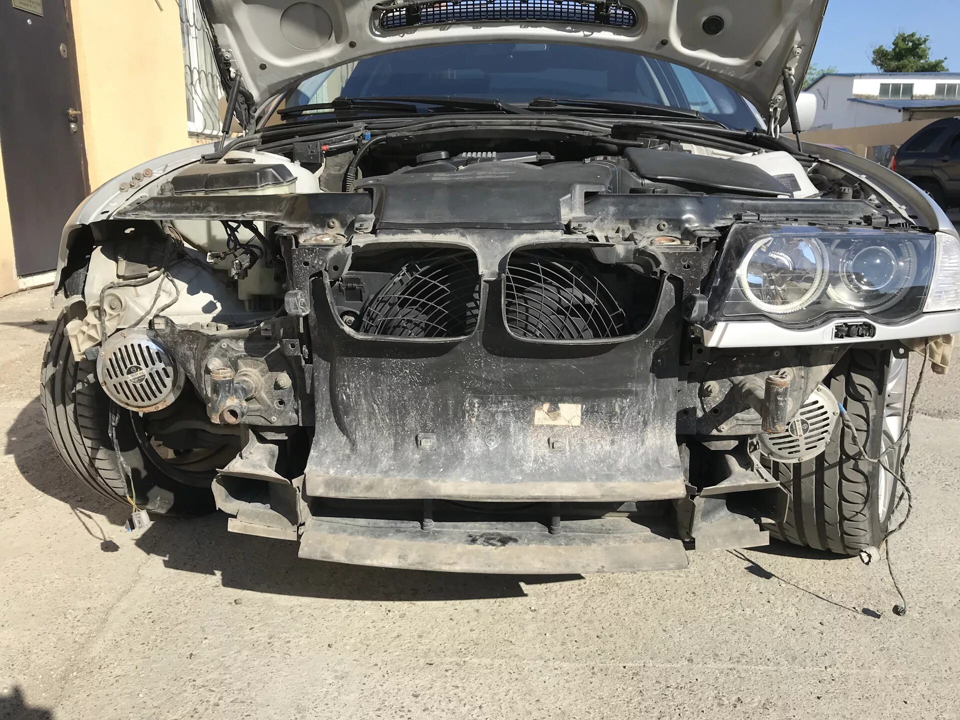 Темно разбор. БМВ е46 без бампера. BMW e46 без переднего бампера. Ноускат БМВ х3 ф25. BMW e90 без переднего бампера.