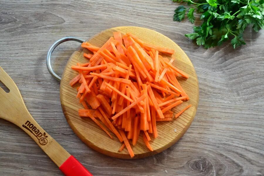 Нарезка овощей соломкой. Морковь нарезанная соломкой. Порезать морковь соломкой. Мелкая соломка морковь. Морковь нашинкованная соломкой.