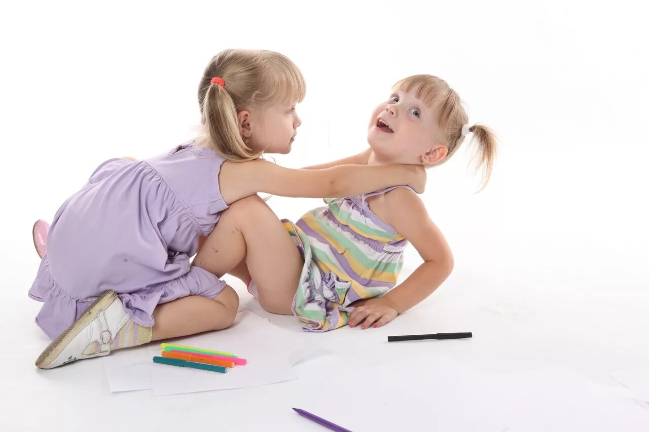 включи девочки занимаются. гимнастические движения для детей. легкая гимнастика для детей.