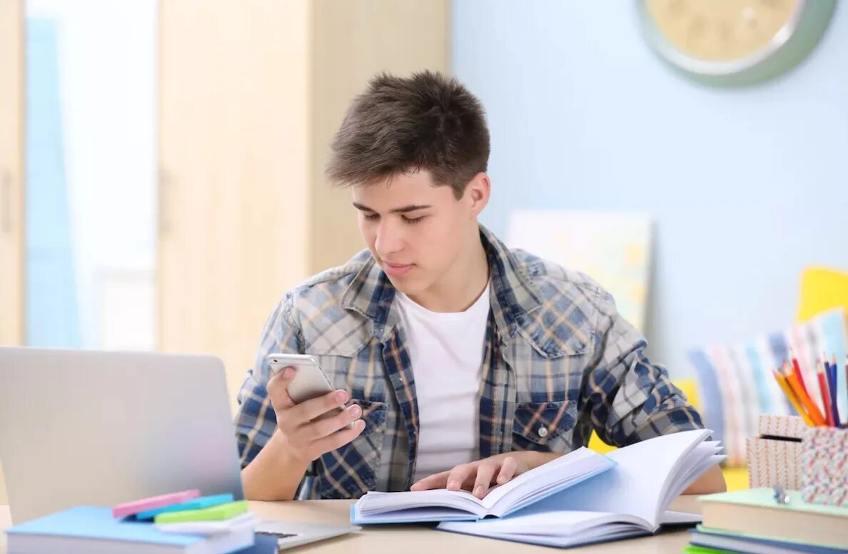 Как научиться подростку. Парень студент. Студент готовится к экзамену. Портрет современного подростка. Подростки в школе.