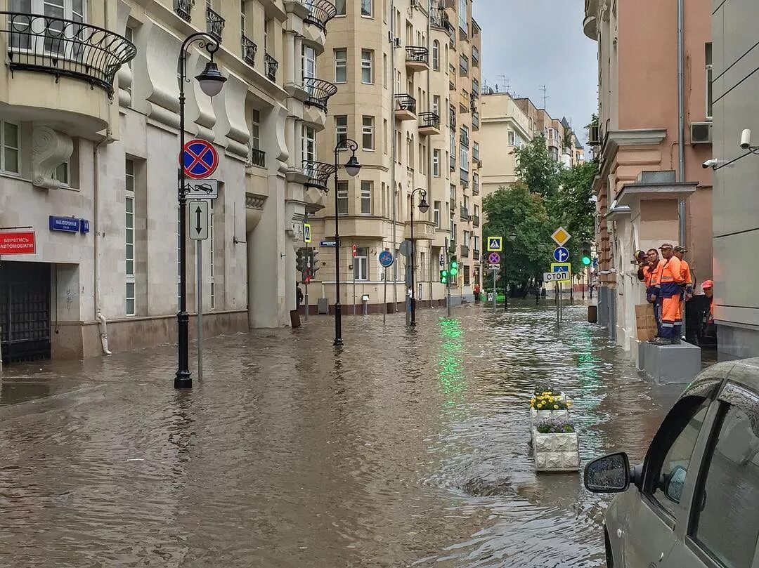 Дождь в городе. Дождь на улице. Тверь сейчас потоп. Таганрог дождь. Ливень в орле.