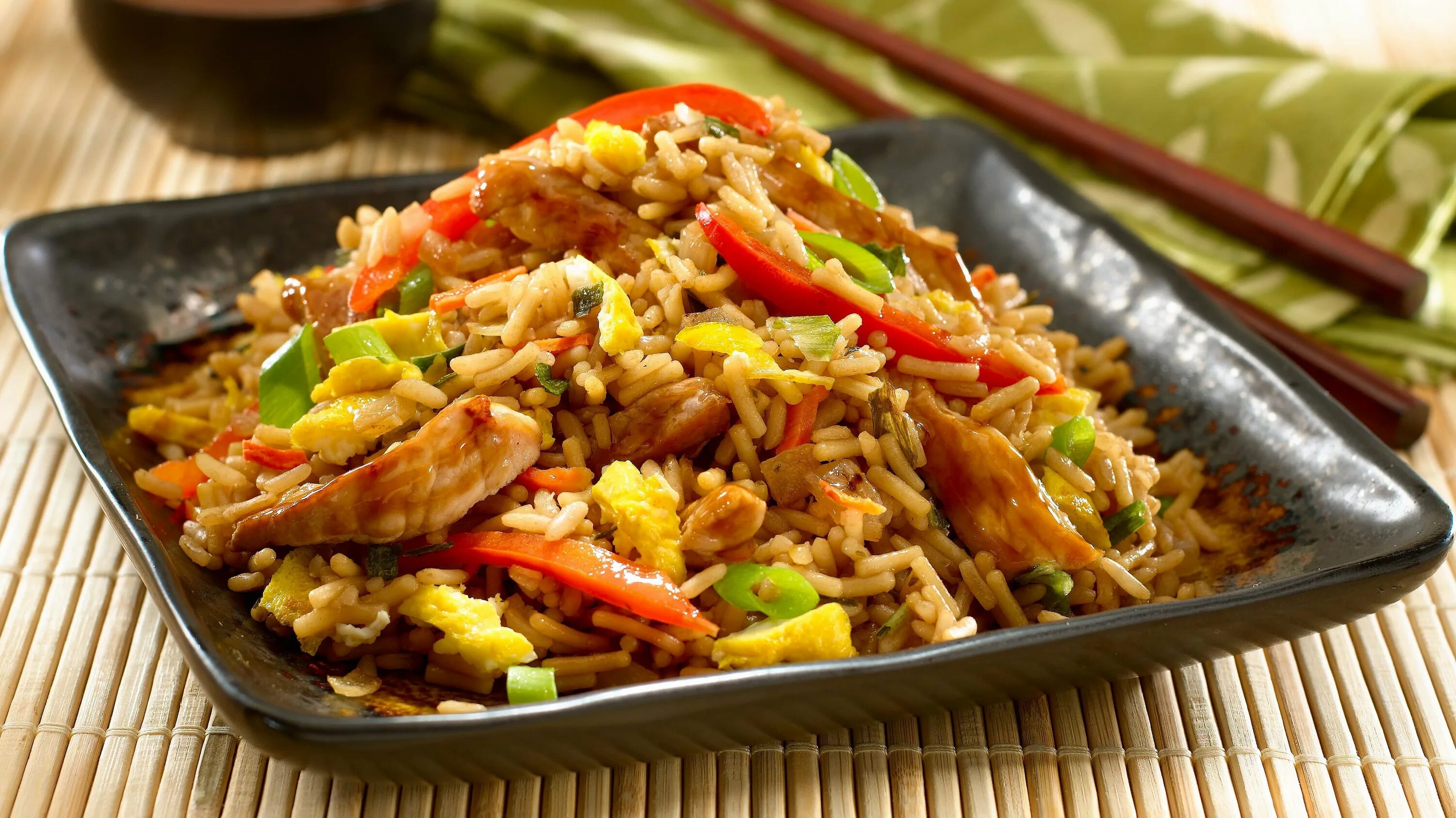 Рис с фаршем как называется блюдо. Рис наси горенг. nasi goreng (жареный рис). наси горенг блюдо. тори тяхан.