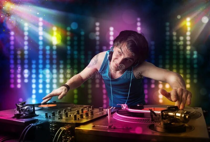 Музыка диджей диско. Юный диджей. молодой диджей. dj playing.