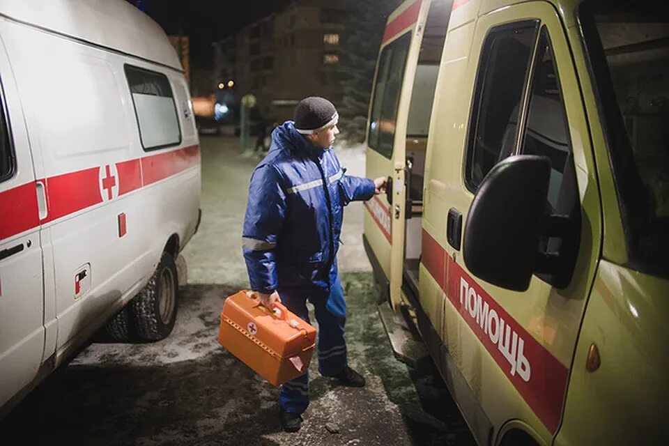 Жизни скорой. Скоро медицинский помощь ночь. Бригада скорой помощи Ижевск. Скорая помощь ночью. Открытые двери скорой помощи.