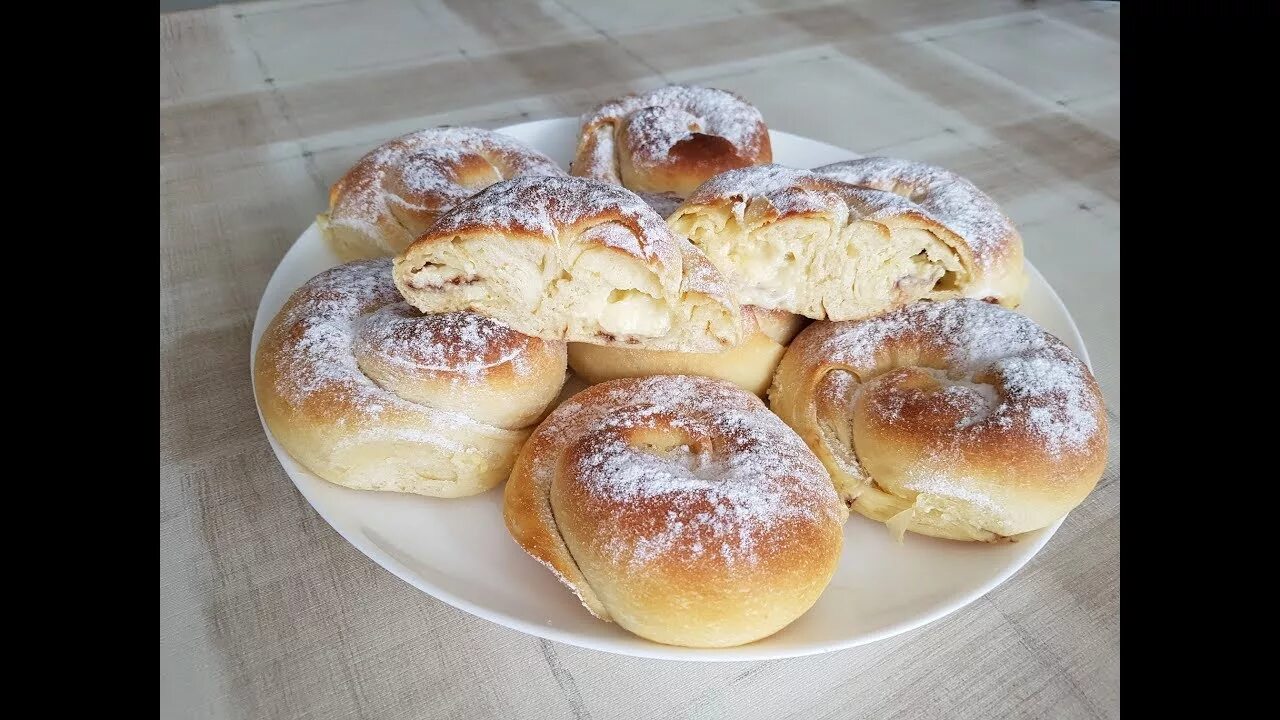 Рецепт дрожжевых булочек с кремом. Испанские булочки с заварным кремом. Испанские булочки энсаймадас. Невская булочка с кремом. Рецепт дрожжевых булочек с кремом.