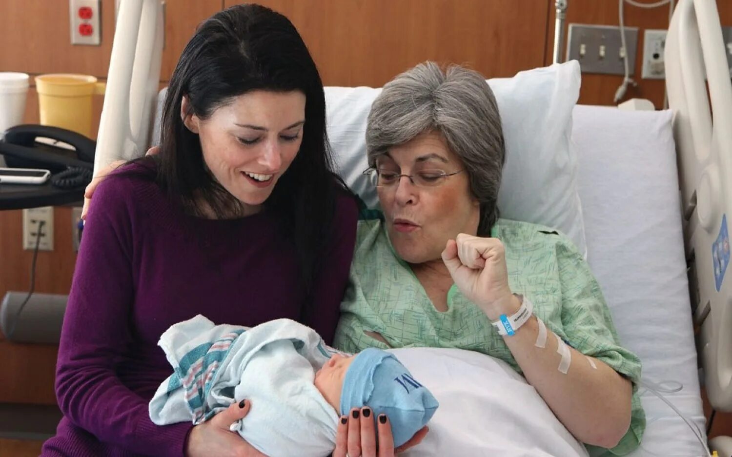 Фотосессия бабушка с внуками. Бабушка и новорожденная внучка. Бабушка с малышом. Бабушка родила внука. Дети от суррогатных матерей.