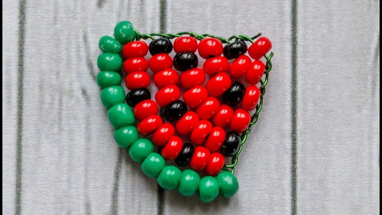 Брошь арбуз из бисера. Брелок арбуз из бисера. Как сплести из бисера арбуз. Брошь бисер арбуз. Брошка арбуз из бисера на фетре.