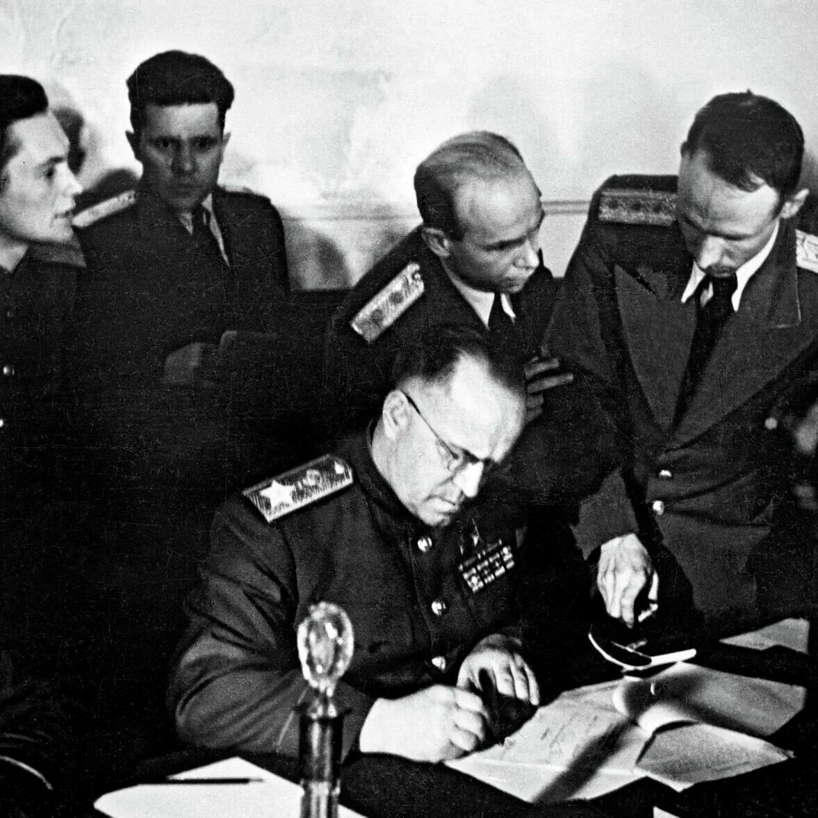 Капитуляция 45 года. Подписание капитуляции Германии 1945. Генерал Эйзенхауэр капитуляция Германии. Капитуляция Германии 1945г. Подписан акт о безоговорочной капитуляции Германии.