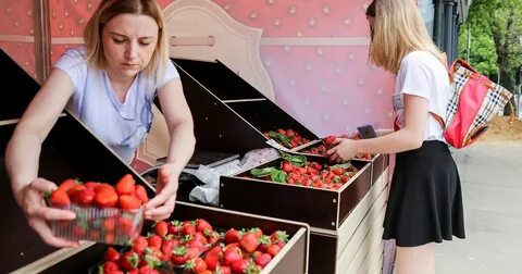 На рынке продают клубнику