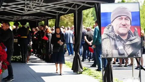 Провожающая в последний путь персонажи