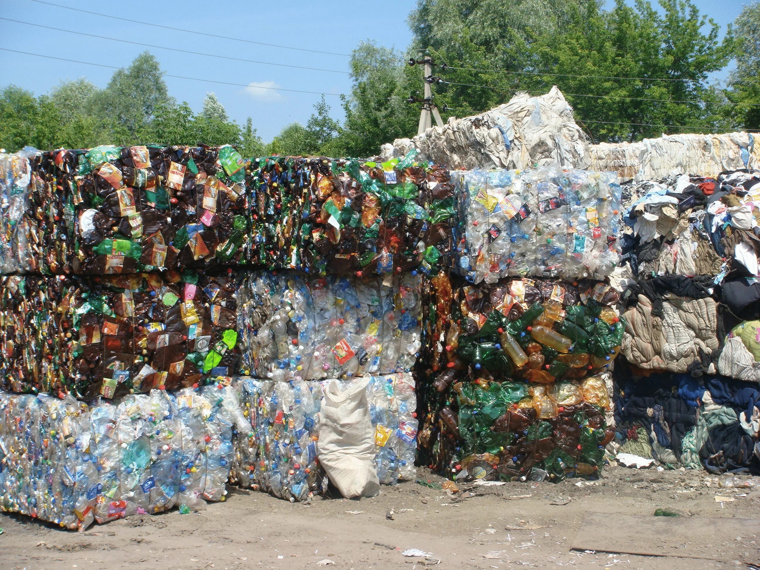 Утилизация отходов производства. Прессованный пластик вторсырье. Утилизация макулатуры.