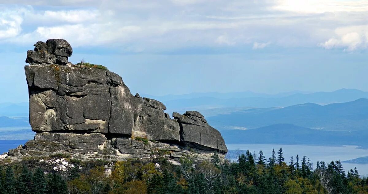 Амурские столбы, шаман-камень. Шаман гора Хабаровский край. Шаман камень Хабаровский край. Амурские столбы Хабаровского края. Фото памятника природы