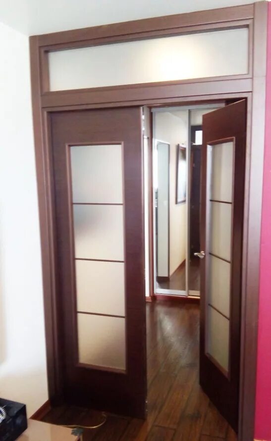 Аристо распашная система схема сборки. Монтаж распашной двери. Как установить распашную дверь. Зазоры двухстворчатых межкомнатных дверей. Раздвижные перегородки фрамир.