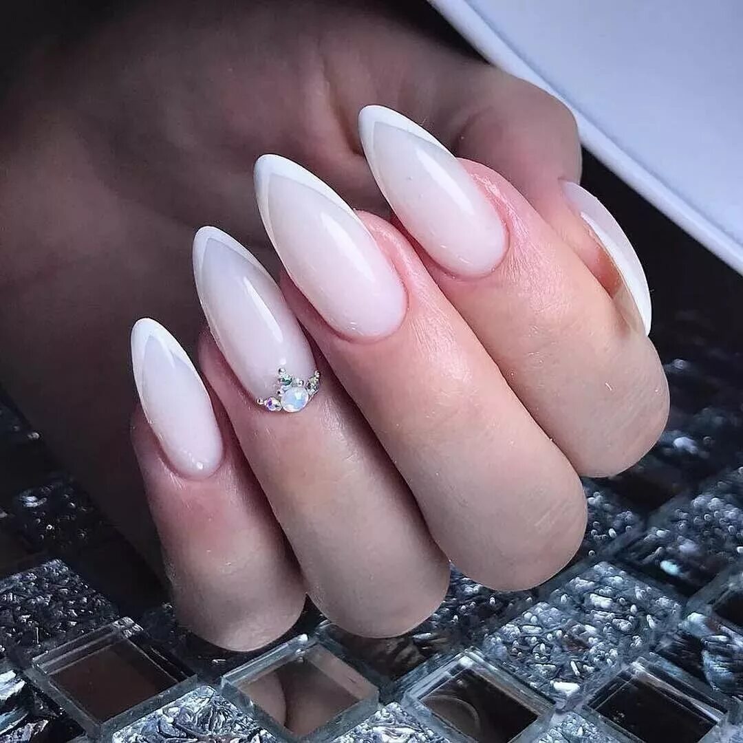 маникюр френч на миндаль форму ногтей. маникюр френч на ногти миндальной формы. нюдовый с черным френч миндаль. выкладной френч белый миндаль. маникюр френч на ногти миндальной формы.