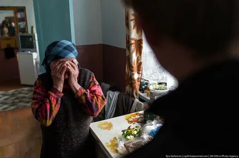 Живет с бабкой