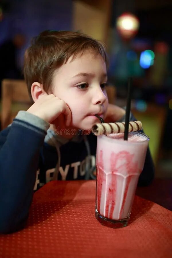 Дети пьют коктейли. Ребенок пьет коктейль. Дети пьют молочный коктейль. Милкшейк для детей. Милкшейк в детском кафе.