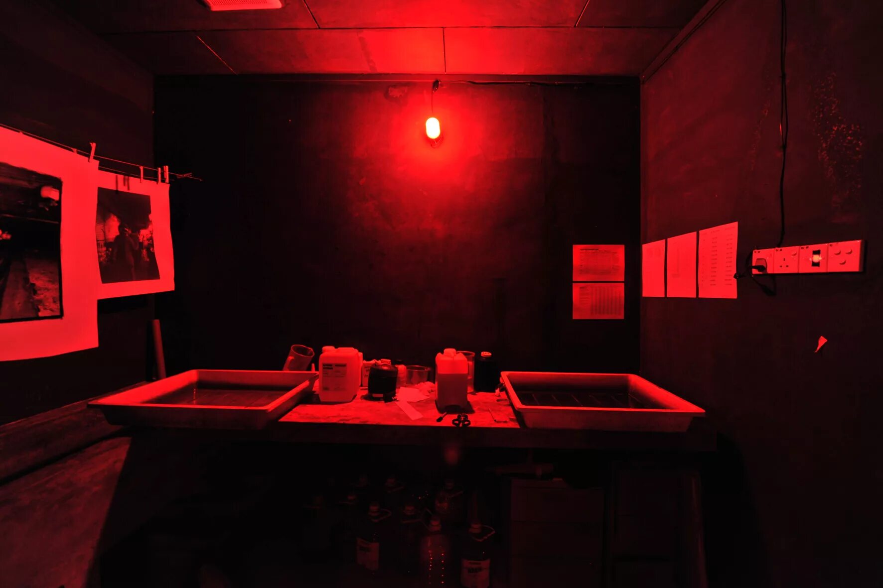 Red Room" красная комната  (1999) ужасы ". Комната для проявки пленки. Лаборатория для проявки пленки. Комната для проявления фотографий. Проявляющие картинки