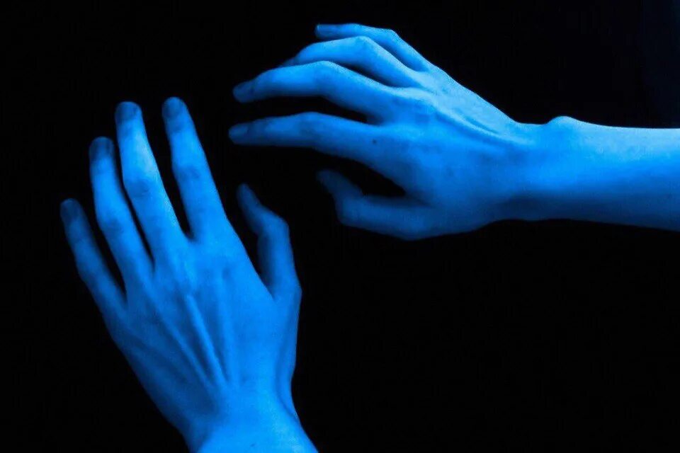Эстетика синего. Синяя рука. Син е руки. Темно синий Эстетика.