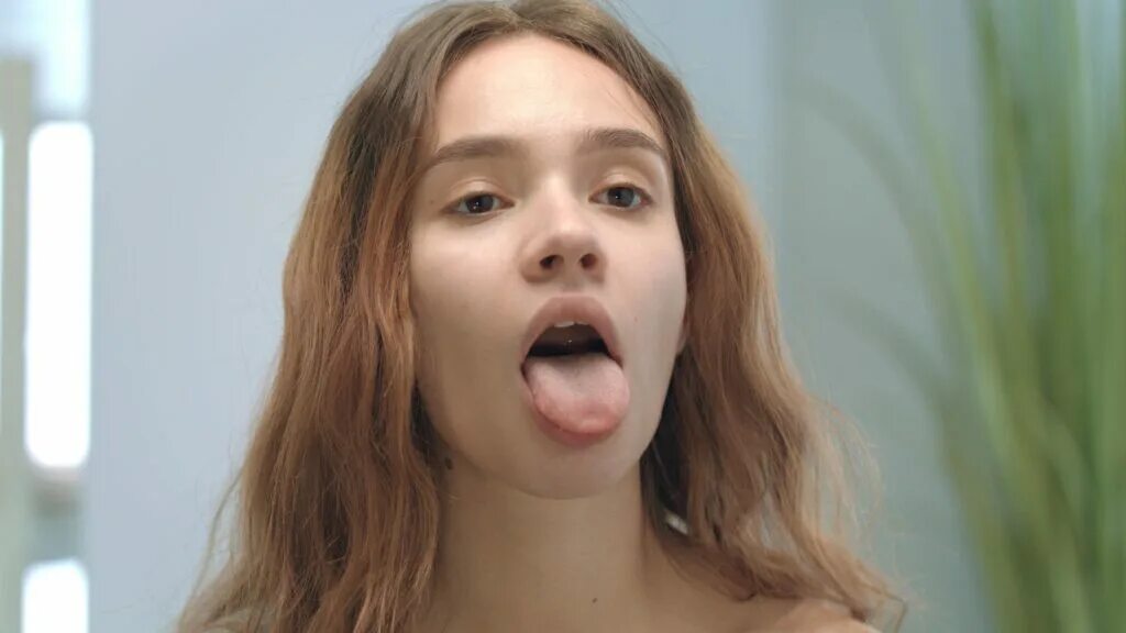 Sister mouth. Круот с развернутым ртом. Open mouth woman tongue гланды sperm. Evelin Stone gets cumshot in her opened mouth.
