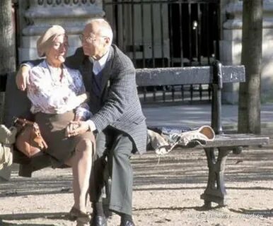 Пожилая пара пригласила