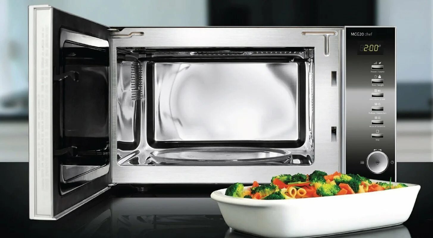 Микроволновка chef. Микроволновка. микроволновка с едой. микроволновка с открытой дверцей. внутреннее покрытие микроволновой печи.