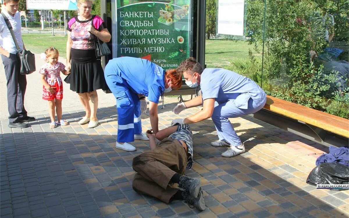 плохо останавливается. заброшенная остановка. остановка в россии. человек которому стало плохо. что делать если лифт падает.