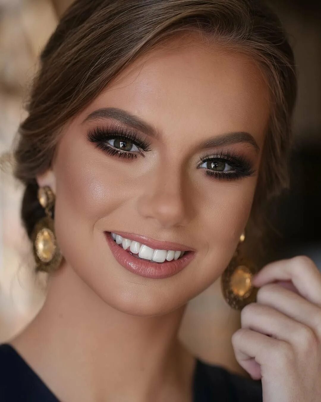 Макияж вечерний под черное платье. Макияж под бежевое платье. Вечерний макияж. Цвет глаз дженнифер лопез. Хайден панеттьери макияж.