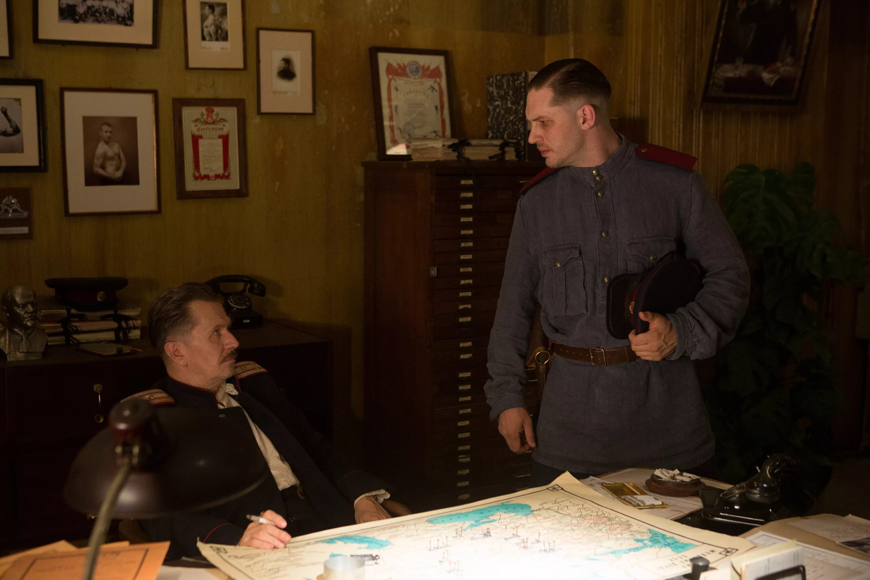 Номер 44 72. Номер 44 фильм 2015. Номер 44 фильм 2015. Том харди в фильме номер 44. Том харди номер 44.