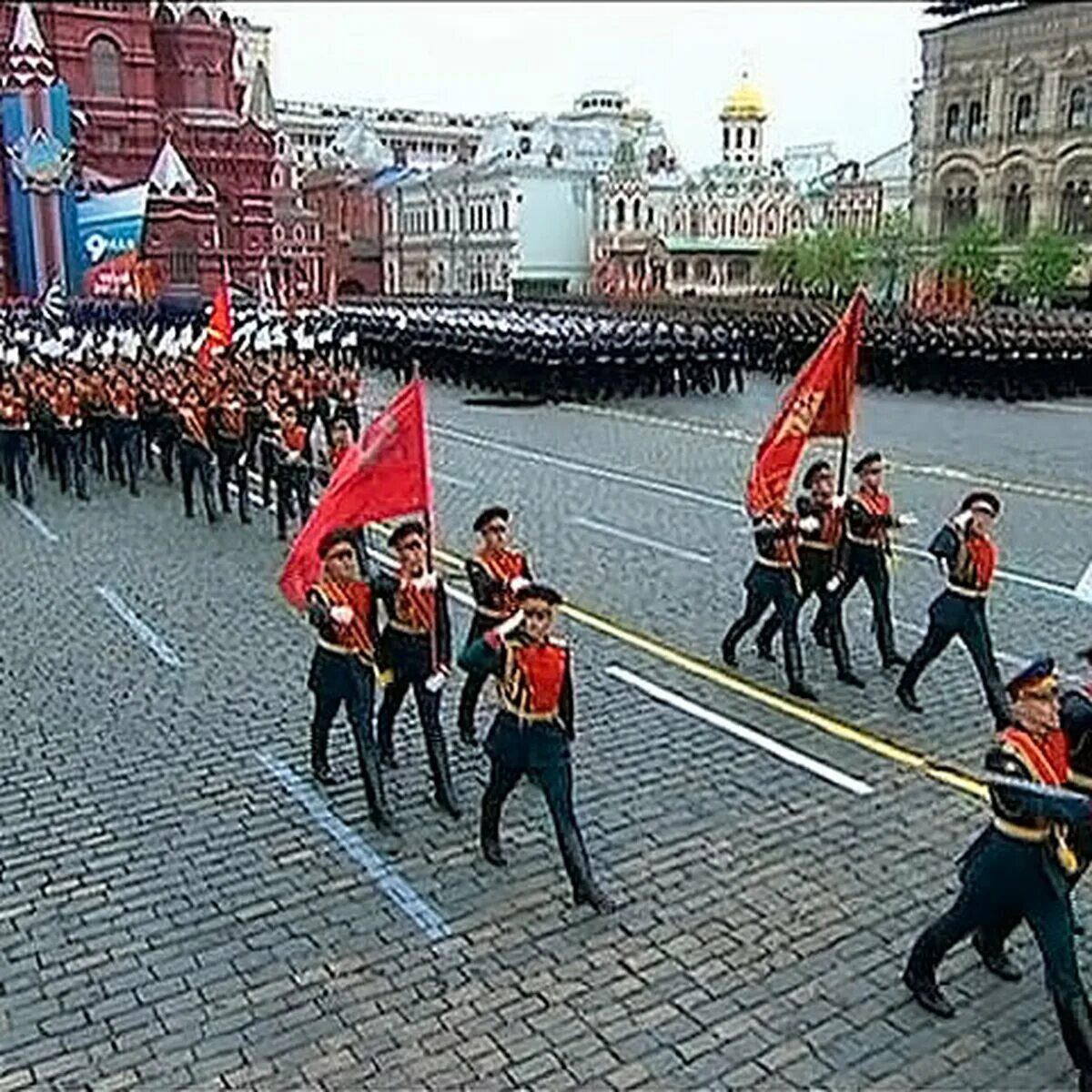 Знамена выносятся. Знамя Победы на параде в Москве. Вынос Знамени Победы на красной площади. Знамя Победы и флаг России на красной площади. Парад на красной площади в Москве 2022.